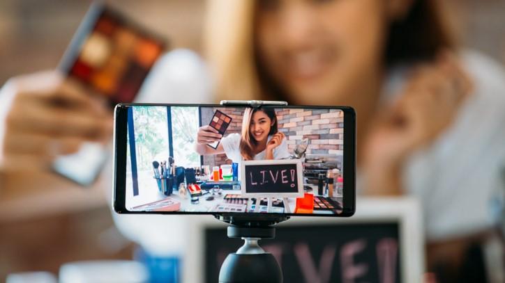 Live Streaming Momentum: Engaging Audiences in Real-Time Interactions